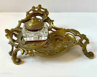 Vintage Virginia Metalcrafts ornate Art Nouveau desk top inkwell Decrae desk item Brass and Glass ink well