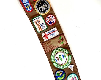 Vintage Girl Scouts Brownies sash  with merit achievement patches badges and pins  1991 great rivers Girl Scout USA