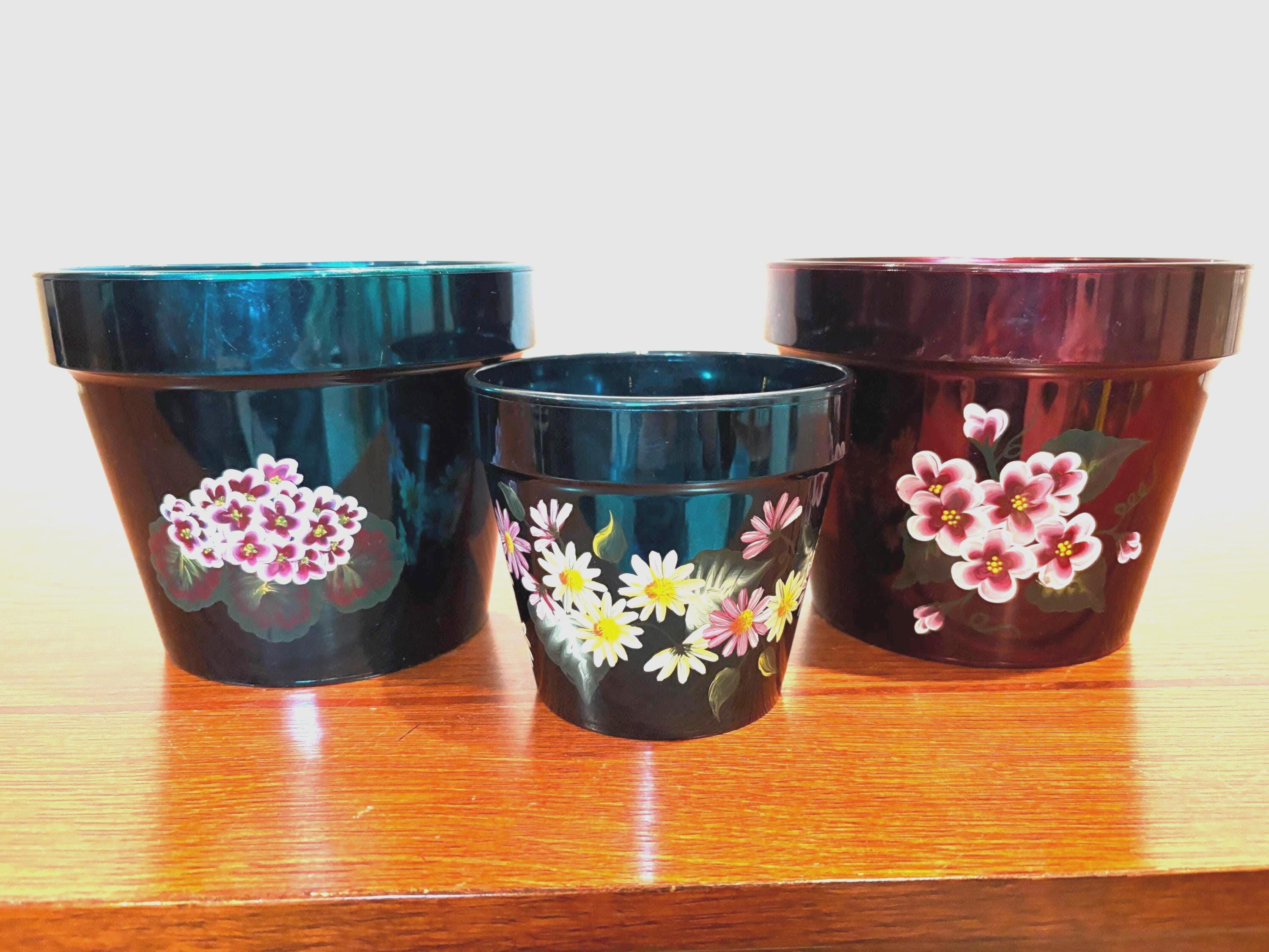 Vasi floreali in plastica metallizzata.