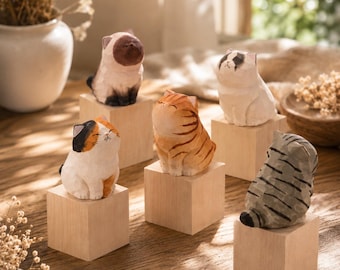 Hand geschnitzte hölzerne Katzenfigurine, Lindenholz Kätzchen Statue, handgemalte Tierverzierung