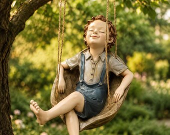 Junge auf Schaukel Gartenstatue, Wunderliche Harzskulptur im Freien, Cottagecore Terrasse Dekor