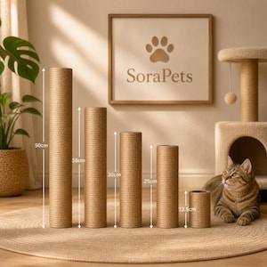 Puede incluir: Un conjunto de rascadores para gatos de sisal en diferentes alturas: 50 cm, 38 cm, 30 cm, 25 cm y 12,5 cm. Los postes son cilíndricos y están hechos de fibras naturales tejidas. Un letrero enmarcado con el texto "SoraPets" y un logotipo de huella de pata es visible. Un gato está en una alfombra redonda.