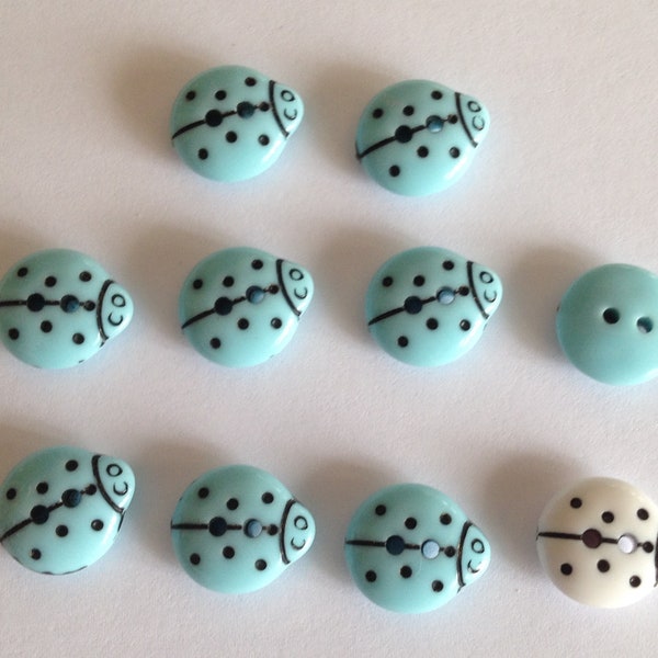 10 boutons  coccinelles  mm 12  à 2 trous  azur et blanc