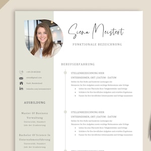 Op de afbeelding: Een minimalistische cv-sjabloon met een foto van een vrouw, contactgegevens en secties voor werkervaring en opleiding. Het ontwerp maakt gebruik van een lichtbeige en wit kleurenschema. Een gouden pen ligt aan de rechterkant van het cv.