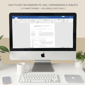Op de afbeelding: Een computerscherm toont een cv-sjabloon met de naam "SOPHIA BENNETT". De tekst bovenaan luidt "EASY TO EDIT ON WINDOWS PC, MAC, CHROMEBOOKS & TABLETS". Een toetsenbord, muis en andere accessoires staan op het witte bureau. Een plant en een witte mok zijn zichtbaar.