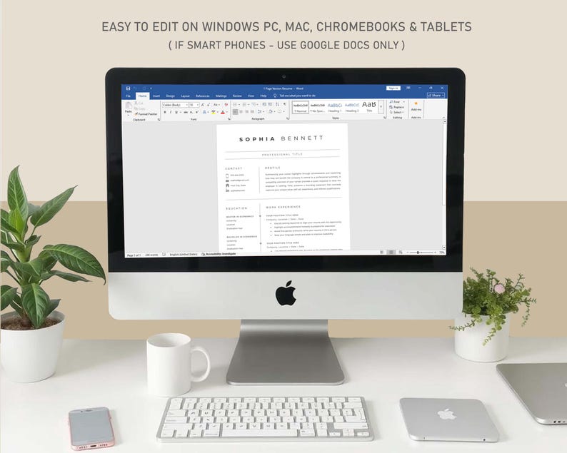 Op de afbeelding: Een computerscherm toont een cv-sjabloon met de naam "SOPHIA BENNETT". De tekst bovenaan luidt "EASY TO EDIT ON WINDOWS PC, MAC, CHROMEBOOKS & TABLETS". Een toetsenbord, muis en andere accessoires staan op het witte bureau. Een plant en een witte mok zijn zichtbaar.