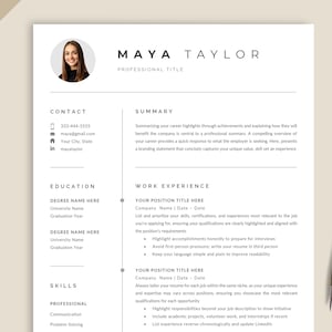 Pu&ograve; includere: Un modello di curriculum con il nome "MAYA TAYLOR" in alto. Il curriculum include sezioni per informazioni di contatto, riepilogo, istruzione, competenze ed esperienza lavorativa. Una penna dorata &egrave; appoggiata sul lato destro della pagina.