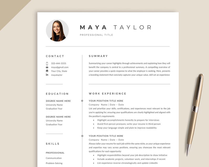 Pu&ograve; includere: Un modello di curriculum con il nome "MAYA TAYLOR" in alto. Il curriculum include sezioni per informazioni di contatto, riepilogo, istruzione, competenze ed esperienza lavorativa. Una penna dorata &egrave; appoggiata sul lato destro della pagina.