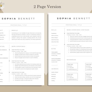Op de afbeelding: Een cv-sjabloon van twee pagina's met de naam "SOPHIA BENNETT" bovenaan. Het cv bevat secties voor contactgegevens, profiel, opleiding, werkervaring, vaardigheden en referenties. Het ontwerp is minimalistisch met een beige achtergrond en zwarte tekst.