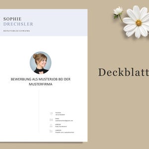 K&ouml;nnte beinhalten: Ein Lebenslauf-Template mit dem Namen "Sophie Drechsler" oben, einem Portr&auml;t und Kontaktinformationen. Der Text "Deckblatt" wird in einer Serifenschrift auf beigem Hintergrund angezeigt. Wei&szlig;e Blumen befinden sich in der oberen rechten Ecke.