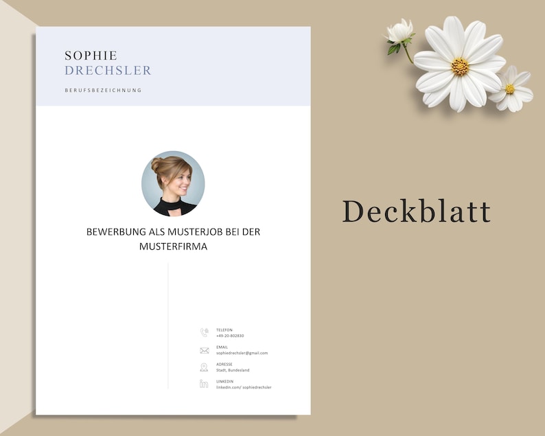 K&ouml;nnte beinhalten: Ein Lebenslauf-Template mit dem Namen "Sophie Drechsler" oben, einem Portr&auml;t und Kontaktinformationen. Der Text "Deckblatt" wird in einer Serifenschrift auf beigem Hintergrund angezeigt. Wei&szlig;e Blumen befinden sich in der oberen rechten Ecke.