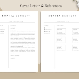 Op de afbeelding: Een cv-sjabloon van twee pagina's met een minimalistisch ontwerp. De linkerpagina is een sollicitatiebrief en de rechterpagina is voor referenties. De tekst bevat de naam "SOPHIA BENNETT" en contactgegevens. De achtergrond is lichtbeige.