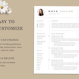 Pu&ograve; includere: Un modello di curriculum vitae personalizzabile con il nome "MAYA TAYLOR" in alto. Il curriculum include sezioni per informazioni di contatto, istruzione, competenze ed esperienza lavorativa. Il testo "EASY TO CUSTOMIZE" &egrave; visualizzato a sinistra.