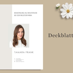 May include: A resume template with a headshot of a woman, the name "Tamara Frank", and contact information. The text "Bewerbung als Musterjob bei der Musterfirma" is at the top. The word "Deckblatt" is written in a serif font. White flowers are in the upper right corner.