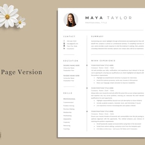 Pu&ograve; includere: Un modello di curriculum vitae professionale con una foto, dettagli di contatto e sezioni per istruzione, competenze ed esperienza lavorativa. Il curriculum si intitola "MAYA TAYLOR" e include un'etichetta "1 Page Version". Il design &egrave; pulito e moderno.