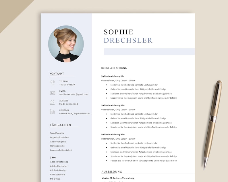 K&ouml;nnte beinhalten: Ein professionelles Lebenslauf-Template mit sauberem Layout. Es enth&auml;lt Abschnitte f&uuml;r Kontaktdaten, F&auml;higkeiten und Berufserfahrung. Ein goldener Stift liegt rechts. Der Name "Sophie Drechsler" ist prominent oben.