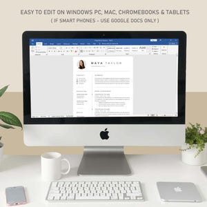 Pu&ograve; includere: Uno schermo di computer mostra un modello di curriculum con il nome "MAYA TAYLOR". Il testo "EASY TO EDIT ON WINDOWS PC, MAC, CHROMEBOOKS & TABLETS (IF SMART PHONES - USE GOOGLE DOCS ONLY)" &egrave; in alto. Una tastiera, un mouse e un telefono sono sulla scrivania.