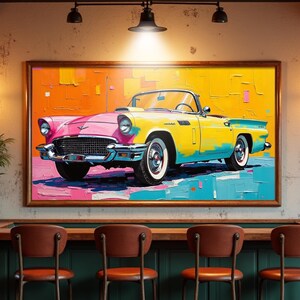 Puede incluir: Una colorida pintura de un coche descapotable clásico, enmarcada en madera, cuelga sobre una barra con taburetes de cuero marrón. El coche está pintado en tonos de rosa, amarillo y azul sobre un fondo naranja y azul. La barra tiene un frente verde oscuro.