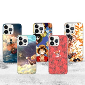 Può includere: Cinque custodie per telefono con design colorati in stile anime. Le custodie presentano immagini di personaggi e scene della serie One Piece. Le custodie hanno una finitura lucida e sono progettate per uno smartphone.