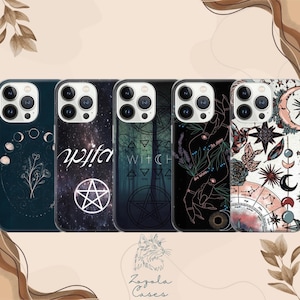 Peut inclure: Une collection de cinq coques de téléphone avec des motifs mystiques et sorciers. Les coques présentent des motifs célestes, des illustrations botaniques et du texte, dont le mot "witch". Les coques sont de différentes couleurs, notamment bleu foncé, noir et blanc.