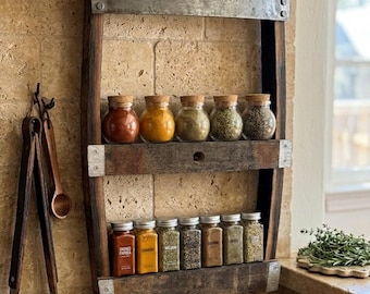Estante para especias de duelas de roble para whisky con forma de barril.