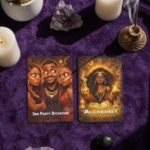 Pu&ograve; includere: Due carte dei tarocchi con le scritte "3rd Party Situation" e "Alchemist" sono esposte su un tessuto di velluto viola. L'immagine include candele, cristalli e una piccola pianta, suggerendo un tema spirituale.