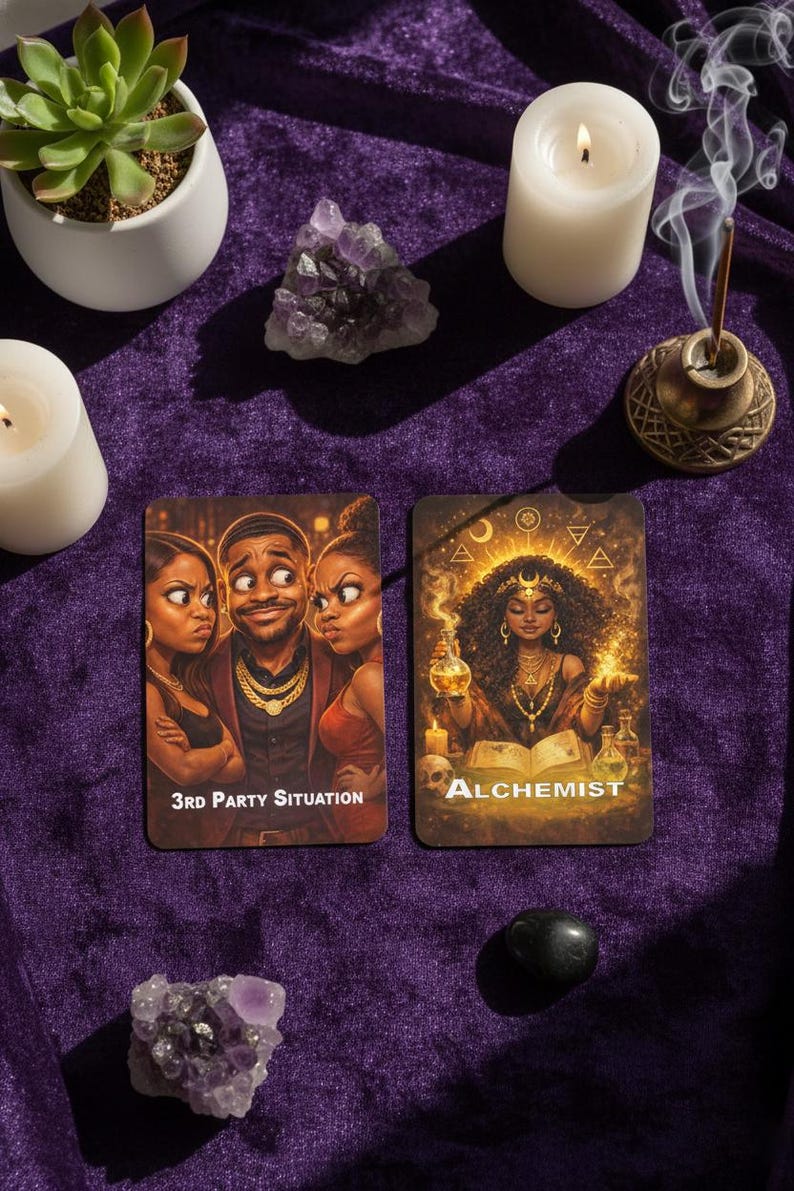 Pu&ograve; includere: Due carte dei tarocchi con le scritte "3rd Party Situation" e "Alchemist" sono esposte su un tessuto di velluto viola. L'immagine include candele, cristalli e una piccola pianta, suggerendo un tema spirituale.