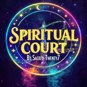 Pu&ograve; includere: Grafica digitale con la scritta "Spiritual Court" in giallo, circondata da un anello dai colori dell'arcobaleno con stelle e una luna crescente. Il testo "By Sacred Twenty7" &egrave; in basso, su uno sfondo stellato.