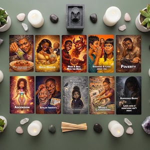 Pu&ograve; includere: Un set di tarocchi con illustrazioni e testi come "Gold Digger" e "Poverty". Disposti con candele, cristalli e piante su una superficie verde, creando un'estetica mistica.