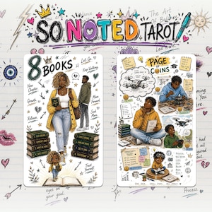 以下が含まれることがあります： So Noted Tarotというタイトルの2枚の長方形のタロットカード。左のカード「8 of Books」には本を持つ人物、小さな姿、本の山が描かれています。右のカード「Page of Coins」には、スケッチをする人物、ドローン、メモが描かれています。