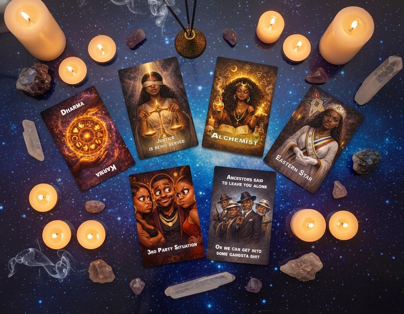 Pu&ograve; includere: Un gruppo di carte dei tarocchi con varie illustrazioni e testi, tra cui "Dharma", "Justice is Being Served" e "Alchemist". Le carte sono disposte su una superficie blu stellata, circondate da candele accese, cristalli e pietre.