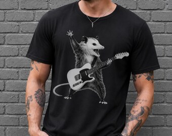 Camiseta divertida de zarigüeya tocando la guitarra eléctrica, estilo rock and roll grunge, punk rock.