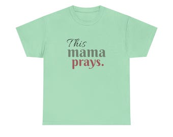 Maglietta unisex in cotone pesante "Mama Prays", regalo religioso, maglietta cristiana, regalo per la festa della mamma