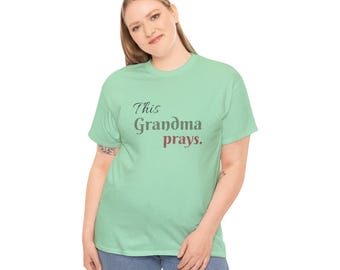 Questa maglietta unisex in cotone con la scritta "Nonna prega": un regalo cristiano basato sulla fede, perfetto per le nonne. Regalo per la festa della mamma.