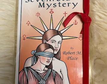 以下が含まれることがあります： 「The Annotated Tarot of the Sevenfold Mystery」という本の表紙には、赤い日差しと白い背景に、2人の女性が描かれています。1人の女性は目隠しをされています。周囲には太陽の光とシンボルが描かれています。表紙には「The Annotated Tarot of the Sevenfold Mystery」と「by Robert M. Place」という文字が印刷されています。