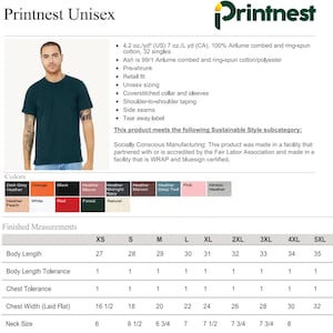 Op de afbeelding: Een donkergroen unisex T-shirt van Printnest. Het shirt is gemaakt van 100% Airlume gekamd en ringspun katoen. De afbeelding toont de kleuropties en afgewerkte maten, waaronder een lichaamslengte van 68,5 cm voor XS en 89 cm voor 5XL.
