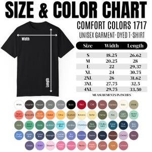 Op de afbeelding: Zwart unisex garment-dyed t-shirt met een maat- en kleurentabel. De tabel geeft maten S tot 4XL weer, met afmetingen in inches. Kleuropties zijn onder meer wit, zwart, rood en diverse andere tinten.
