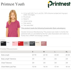 Op de afbeelding: Een jong persoon draagt een roze t-shirt, met de tekst "Printnest Youth" bovenaan. De afbeelding bevat een kleurenschema en maatvoeringen in cm voor het shirt. Het shirt is gemaakt van 100% Airlume gekamd en ringspun katoen.
