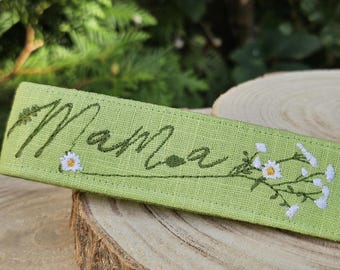 Schlüsselband aus grünem Leinen mit Wiesenblumen und Namen bestickt | personalisierbar