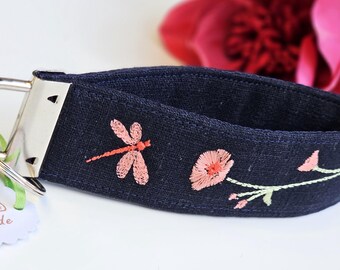 Schlüsselband aus dunkelblauem Leinen mit Blumen und Libelle bestickt | personalisierbar
