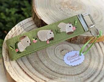 Schlüsselband Capybara grün – Be Happy oder Wunschname | besticktes Leinen | personalisiert | Geschenk für Capybara Fans