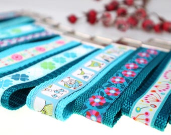 1 Schlüsselband - handgemachte Schlüsselanhänger in Türkis- und Petroltönen mit Vögeln, Blumen, Ornamenten und Fliegenpilzen  - Kollektion 1
