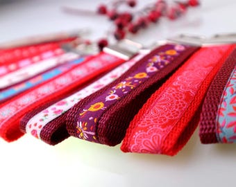 1 Schlüsselband in Rottönen, handgemachte Schlüsselanhänger mit Engeln, Vögeln, Herbstblättern, Rosen, Schmetterlingen - Kollektion 3