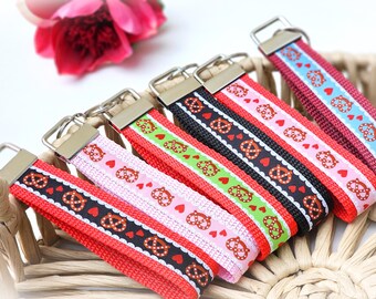 1 handgemachtes Schlüsselband mit Brezelmotiv & Herzen – buntes Accessoire für Schlüssel, Tasche oder Rucksack