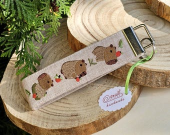 Schlüsselband Capybara – Be Happy oder Wunschname | bestickt | Leinen beige | personalisiert | Geschenk für Capybara Fans