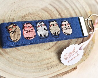 Schlüsselband mit lustigen Katzen und Namen bestickt | personalisierbar