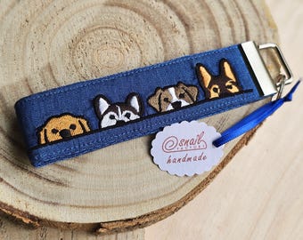 Schlüsselband blau mit gestickten Hundefreunden – personalisierbar mit Name oder „Best friends“