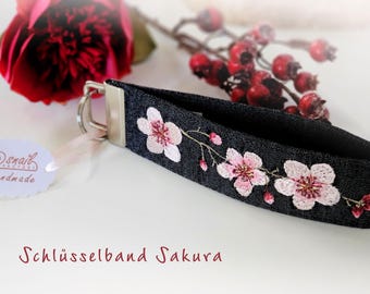 Schlüsselband Sakura, dunkelgrau mit japanischen Kirschblüten und Namen bestickt | personalisierbar