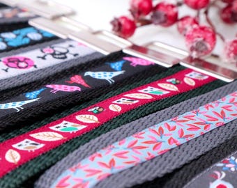 1 Handgemachtes Schlüsselband – Kollektion 8 - Lanyard in Grau und Schwarz mit Blumen, Vögeln, Sakurablüten, Totenköpfen, Eulen und Katzen