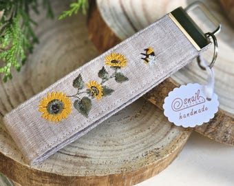 Schlüsselband aus Leinen in beige Sonnenblumen bestickt – personalisierbar mit Name